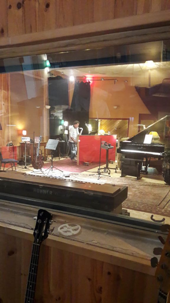 Séance d'enregistrement aux studios La Buissonne